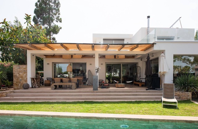 Villa with own Pool (10x3m) and only 100m from the beach away