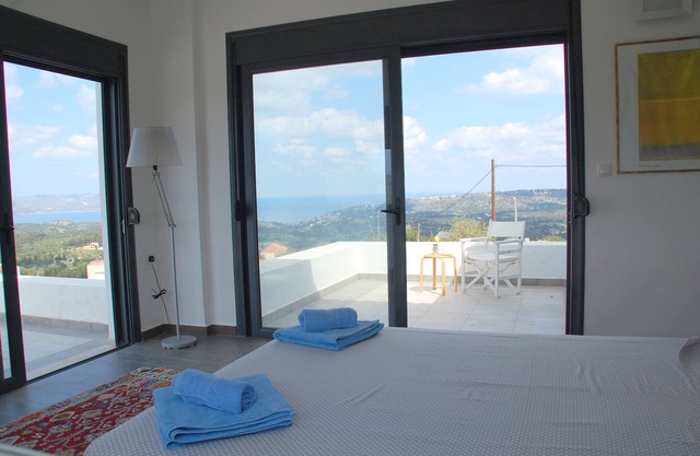 Villa with pool for up to 8 persons. Excellent Sea and Mountain Views