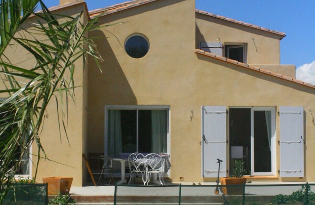 Villa with pool near sea - 8 people