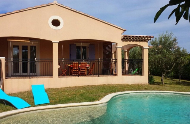 Villa with private pool, quiet and not overlooked near Avignon