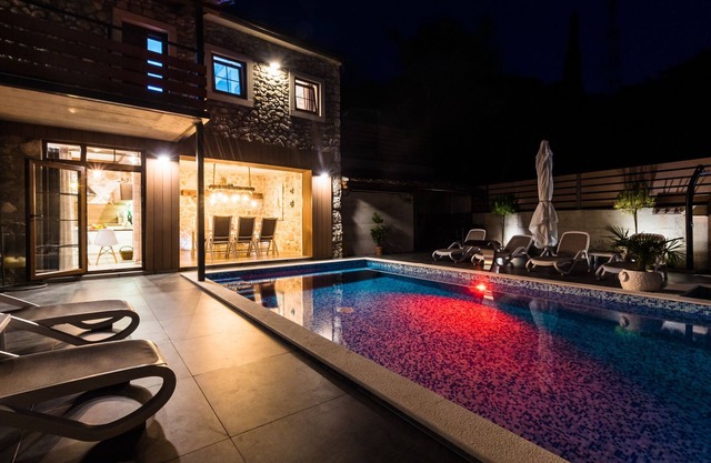 Villa with private pool, 7 guests, free WiFi, spacious terrace, BBQ