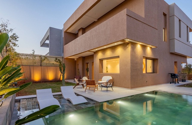 Villa Yas - 5-Stars - Heated Pool - Driver - Chef - Games - 15min to City Center