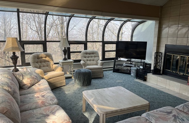 Village at Camelback ski in/out a few units from the slopes! Beautiful views!