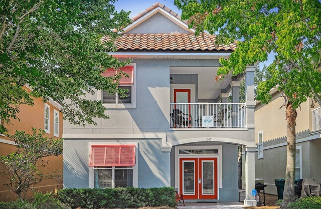 Village Retreat, Resort Pool and 3 blocks to beach !