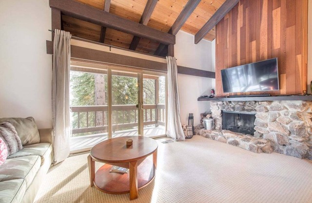 Villas Cozy Condo in Tahoe City - Close to Town, beaches and resorts