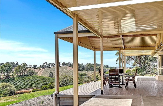Vinea Vista Hillside Homestead amid Rural Beauty