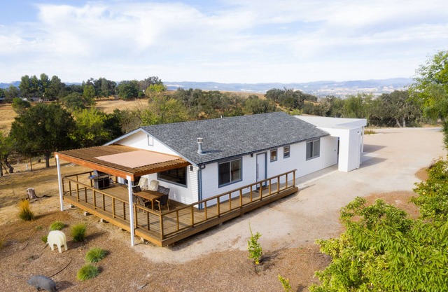 Vines & Views. Modern designer cottage with 360-degree views of vines & wildlife
