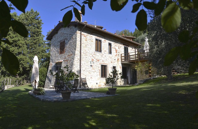Vineyard escape! Panoramic location within easy reach of Florence