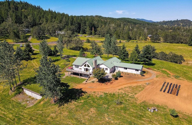 Vineyard Farmhouse in Oakland w/Hot Tub!