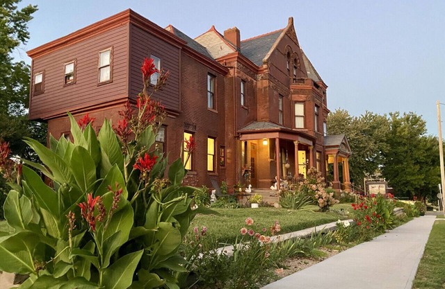 Vineyard Mansion - Carriage House - 1 Queen 1 Full Bed