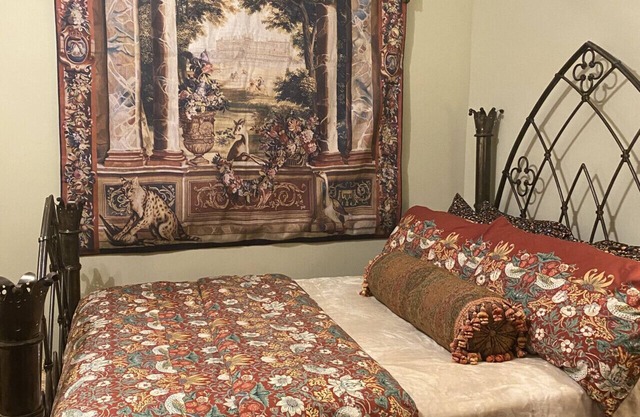 Vineyard Mansion - Crown Room - 1 Queen Bed