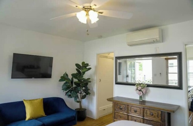 Vintage and Cozy Studio in Santa Monica - E