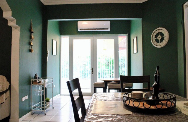 Vintage Charm n Historic Miramar - AC, Fast Wifi, Large Balcony, Very Spacious!