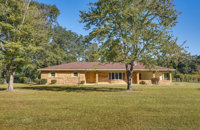 Vintage Chipley Getaway on Large Private Property