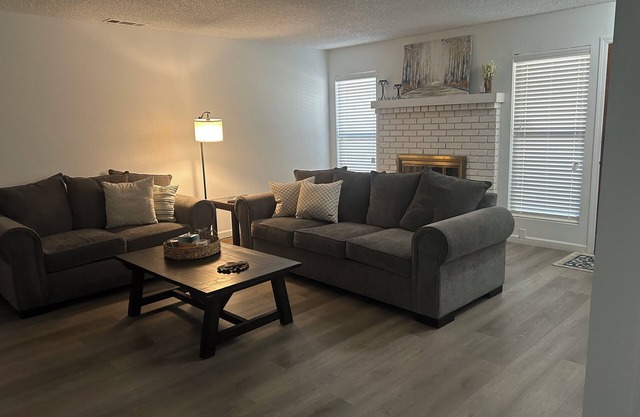 Visalia, cozy, clean condo ! Short drive to SEQUOIA NP & downtown.Pets welcome!