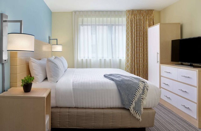 Visit New Orleans! Ideal Downtown Locale near Bourbon Street w/Spacious Rooms