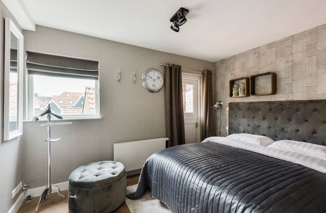 Volendam Old Bridge Residence (R3)