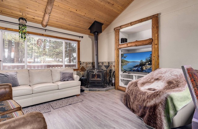 Walk 2 Lake, Go Karts, Dining & Shops, King Bed, 55" TVs+Fenced Yard 4 Pets