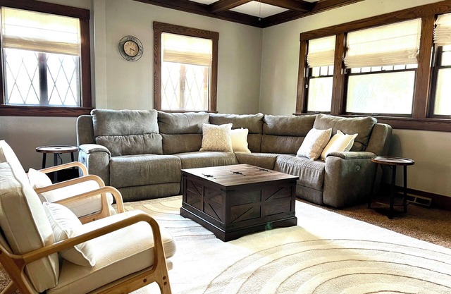 Walk downtown, Charming 3 BR -2 King beds, Porch, Fire Pit, Theatre, Fenced Yard