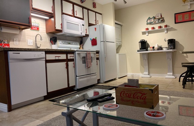 WALK-IN, KING bed, Newly Renovated, Coca Cola themed, FREE WI-FI, NEW HVAC 2023