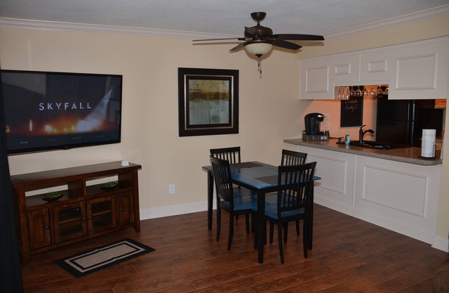 Walk In Level - Beautiful/Clean/Recently Remodeled 1BD/1BA at Pointe Royale
