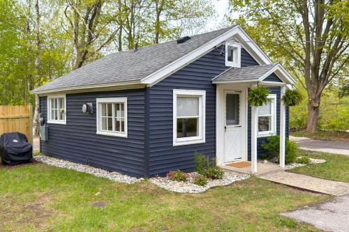 Walk to Beach and Dtwn Frankfort Cottage with BBQ