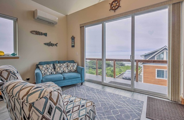 Walk to Beach! Chic Yachats Gem w/Private Balcony
