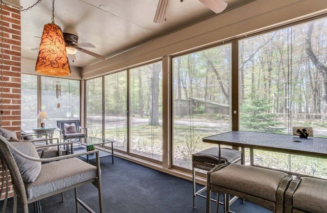 Walk to beach - Cozy 2 Bed/1 Bath Cottage - Sleeps 6 - 1 block to Lake Michigan