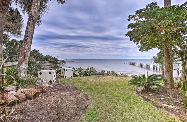 Walk to Coast: Galveston Bay Retreat w/Grill