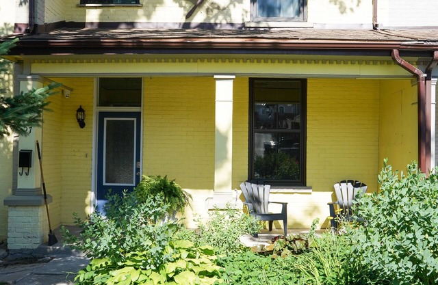 Walk to Downtown or conservation area, 2 Bedroom home . Sleeps 4. Pets welcomed