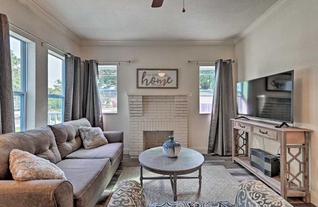 Walk to Dtwn Winter Garden Home with Patio