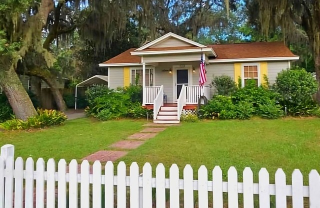 Walk to Ferry/Private Pool/Dogs ok!/Fenced Yard/Entire Homen