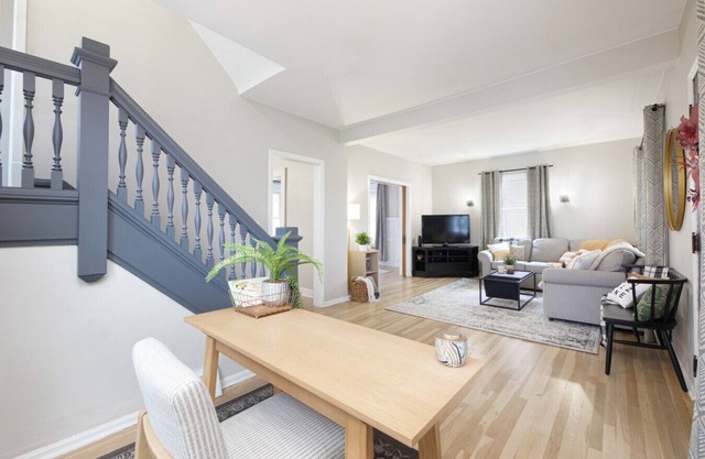 Walk to Highland Square, Hot Tub, Sleeps 8!
