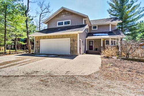 Walk to Lake Michigan Spacious Mears Home!