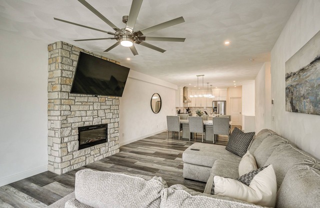 Walk to Mississippi River: Grafton Townhome!