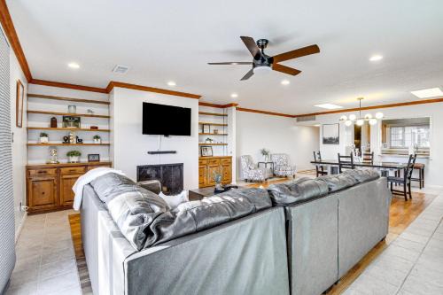 Walk to Paradise Hills Golf Course Condo with Patio