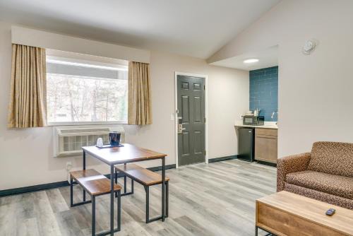 Walk to Shopping and Dining Port Huron Studio