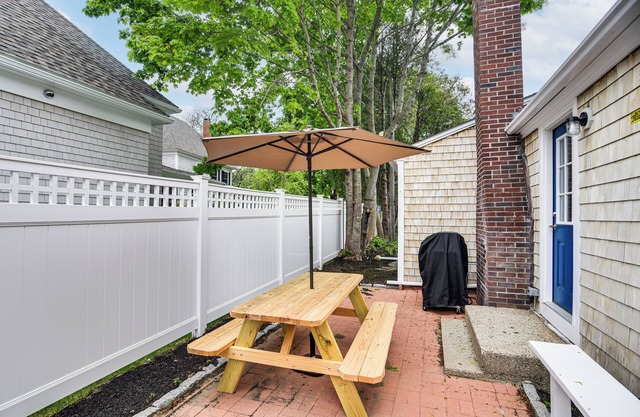 Walk to Shops & Dining: Cozy Osterville Cottage
