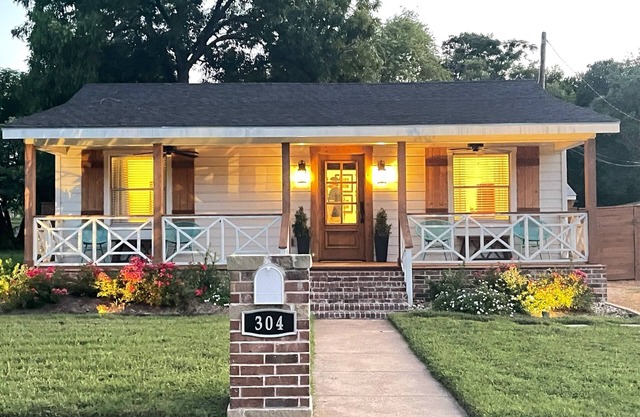Walk to the River or Downtown. One block from Cameron Park. 1 Mile to Silos!