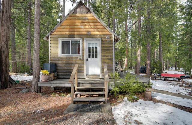 Walk to Trails & Butte Creek: Cozy Retreat w/Deck