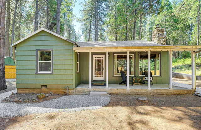 Walk to Winery: Cozy Cabin w/Fire Pit in Murphys