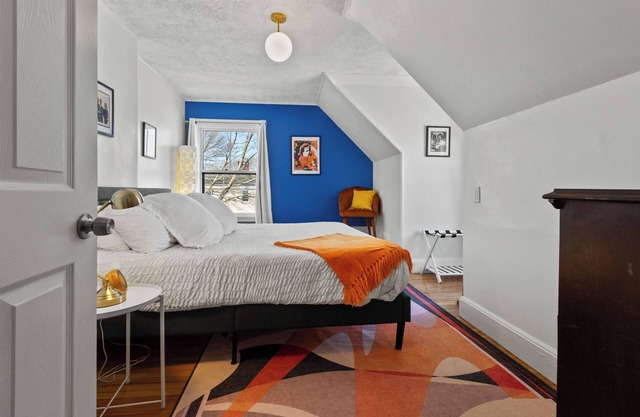 Walkable 2-bed in downtown Portland. Washer and dryer in apartment.