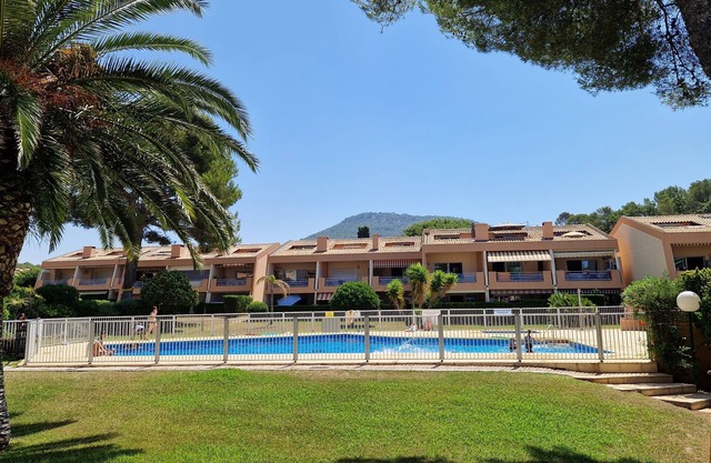 Walking distance to the beach Air-conditioned T2 apartment in Le Pradet- Swimming pool, tennis court
