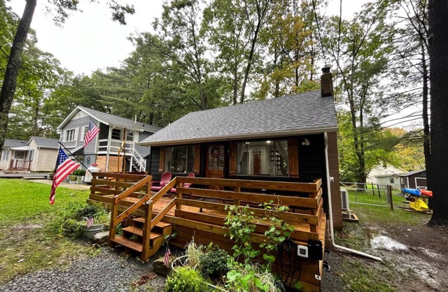Wally’s Cottage |New|HotTub|Kayaks|Firepit|Central