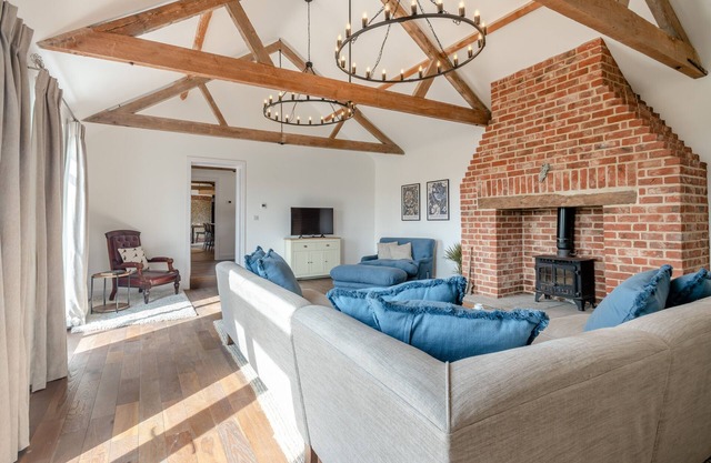 Walnut Tree Barn - Four Bedroom House, Sleeps 8