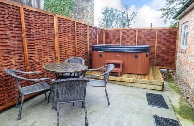 WALWORTH CASTLE HOLIDAY COTTAGE, pet friendly in Walworth