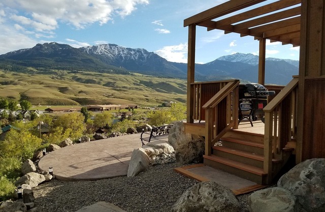 Wanderlust Haven overlooks the heart of Gardiner, next to Yellowstone Nat'l Park