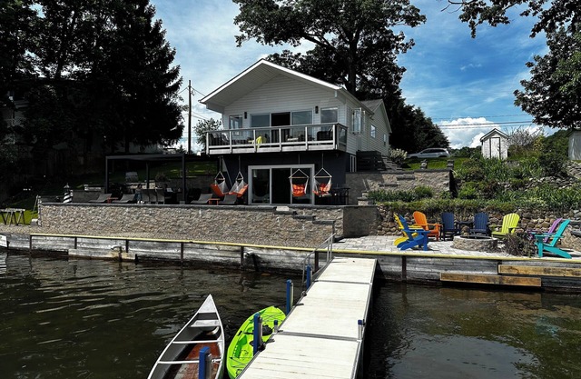 Waneta Lake House - Lakefront living at it's best !
