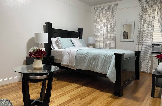 Warm and cozy room near the train station that will take you to explore the city