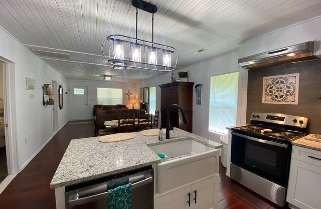 Warm & inviting 1935 farmhouse near lakes-walking/riding trails modern amenities